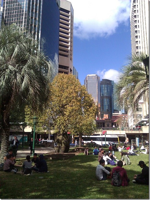 Lunchtime in Anzac Square, Brisbane CBD. By Nic Freeman